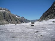 Sul Finsteraargletscher.. al fondo sopra la barriera rocciosa e' la Lauteraarhutte.