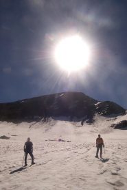 al ritorno, sul ghiacciaio, con lo sfondo della punta