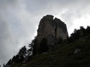 la via passa sotto l'evidente tetto a sinistra