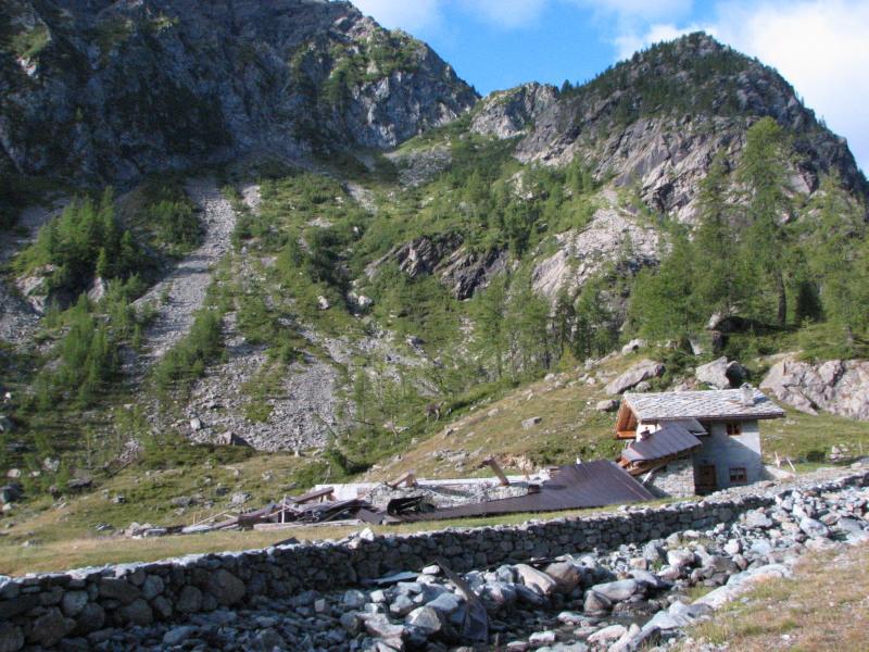 Stalla ALpe Vercoche distrutta da una valanga