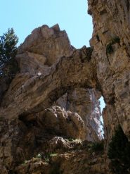 Uscita del canale con arco di roccia