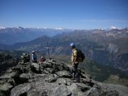 Gaudenzio in piedi vicino alla croce