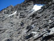 Il taglio della parete Ovest sotto la vetta con il secondo dente sullo sfondo
