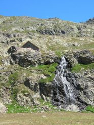 pochi metri sopra il lago, il Rifugio del Vens