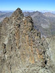 La cresta verso il Picco Coolidge e il Picco Lanino