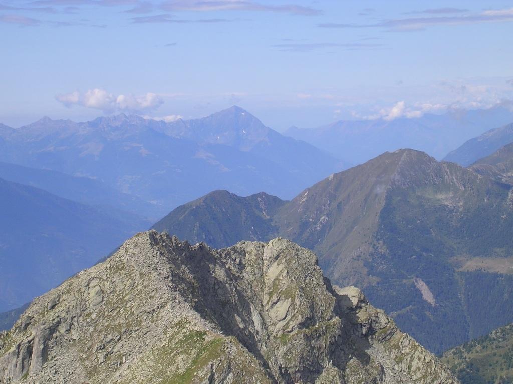 La Corna Mara, il Rolla, il Canale, il Legnone visti dalla Corna Rossa