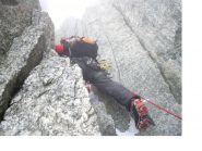 L'arrampicata e dura nella nebbia a 4000mt...
