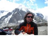 La grande guida Adriano T. si rilassa sui tavoli del Couvercle al rientro dalle inutili fatiche