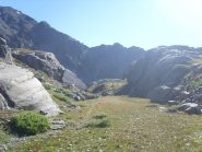 07 - il sentiero per un breve tratto passa nel vecchio letto del torrente