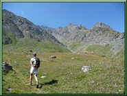 ...salendo ancora sul piano erboso con alla dx P.ta Marin, P.ta tre merli, Serpentiera.
