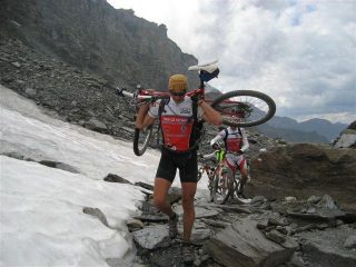 si spinge anche in mezzo alla neve (salita al colle di Vallanta)