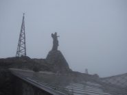la cima nella nebbia