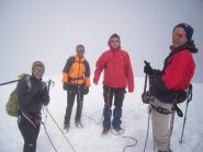 In vetta sorridenti nonostante la nebbia