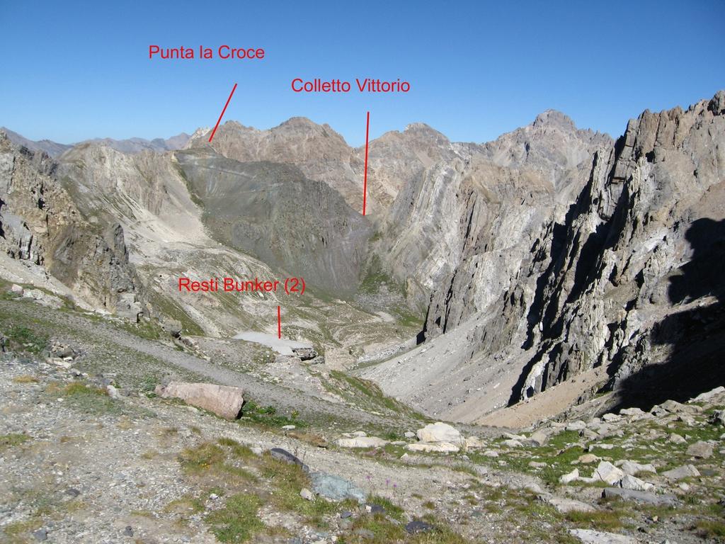 Punta La Croce,colletto Vittorio e resti di bunker (2) visti dal colle Oserot