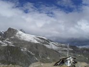in vetta con panorama  verso la Rossa e la Grivola,il brutto tempo incombe