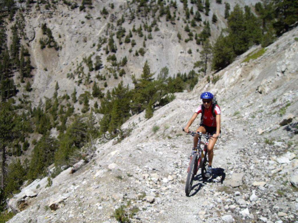 Bel single-track che taglia pendio 