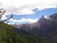 Salendo verso il colle del Beth