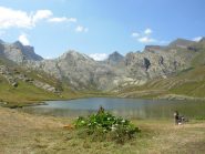 lac du lauzanier verso S. a sx la parete NO dell'enciastraia. al centro le spettacolari placche di arenaria levigate