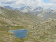 lac du lauzanier verso N. notare la forma ad U del vallone, dovuta alla presenza di un antico ghiacciaio. Sullo sfondo le cime del gruppo chambeyron. a causa della friabilità delle rocce, la vegetazione scarseggia