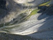 Tracce di sentiero negli sfasciumi per ricongiungimento con la strada dello Chaberton