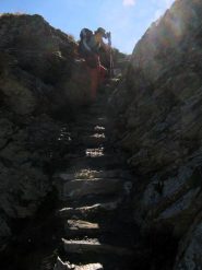 Sentiero 11D: scalinata fra due ali di roccia