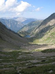la sterrata con al fondo il lago di san bernolfo