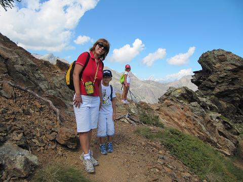 Famiglia al colle prima del lago Vercoche