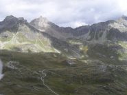 vista dal Morion sul vallone con al centro ,in alto, il Rifugio e l'Oratorio di Cuney
