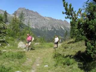in marcia verso il lago Servaz