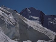alpinisti sul tratto finale del Polluce (sx) e vista sul versante NO del Castore (dx)