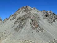 La P. Trento vista dal sentiero di salita verso la P. Malta: a sinistra il canale di salita, a destra il pendio canale di discesa