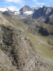 Casa di caccia a quota 2571, sullo sfondo l'Herbetet