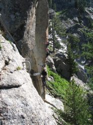 Il sottoscritto sul  ponte tibetano e l'attacco dello spigolo strapiombante