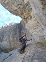 lungo la ferrata tra pareti verticali
