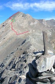 Il Mongioia visto dal Giuep con la traccia di salita e il punto dove si dovrebbe trovare l'ometto-freccia.