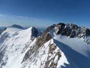 vista grandiosa dalla vetta, notare le grosse cornici(molto pericolose) sulla cresta a salire.