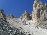 particolare delle guglie color terra di siena