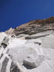dall'attacco guardando in su (si nota la gigantesca vena di quarzo)
