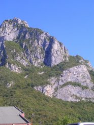 La ferrata al Pizzo d'Erna si sviluppa lungo questa cresta e queste placconate