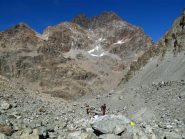 Salita con alle spalle l'imponente mole del Monviso che ci rende piccoli piccoli