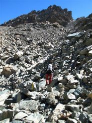 Nella pietraia via ben segnata verso il Colletto Dante