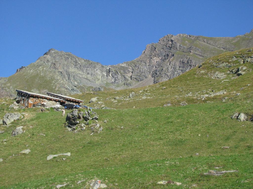 Le baite Arietta, a sx la Testa dell'Arietta e a dx la Testa della Nouva