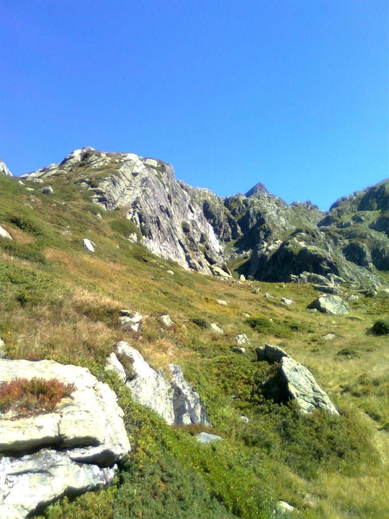 La falesia arrivando dal refuge du Ruitor