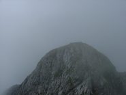 l cima spunta tra la nebbia