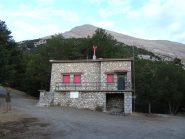 Il rifugio Varvara  con la punta Profeta Elia