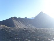 03 - salendo, si giunge in cresta e riappare la g.Sassiere. Tutta la salita sarà controluce, utili gli occhiali da sole per individuare la traccia sugli sfasciumi