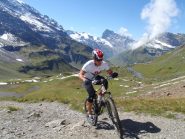 in arrivo al passo dal lato opposto