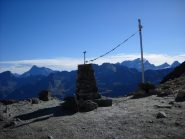 Il gendarme sul Col Bassac Déré con dietro l'Entrelor e il Taou Blanc, e sullo Sfondo Grivola e Gran Paradiso