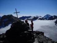 La croce di vetta con sullo sfondo la Goletta e la Granta Parei, la cresta Basei-Galisia e in fondo le Levanne