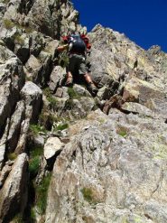 Lo scivolo di rocce e erba parallelo al canale